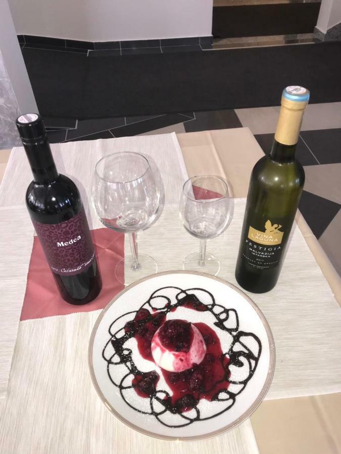 Hotel Livadic & Restaurant Лижнян Экстерьер фото